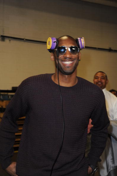 这得缓缓！庞兹抢篮板时被法耶撞到面部直接被换下 法耶第3犯