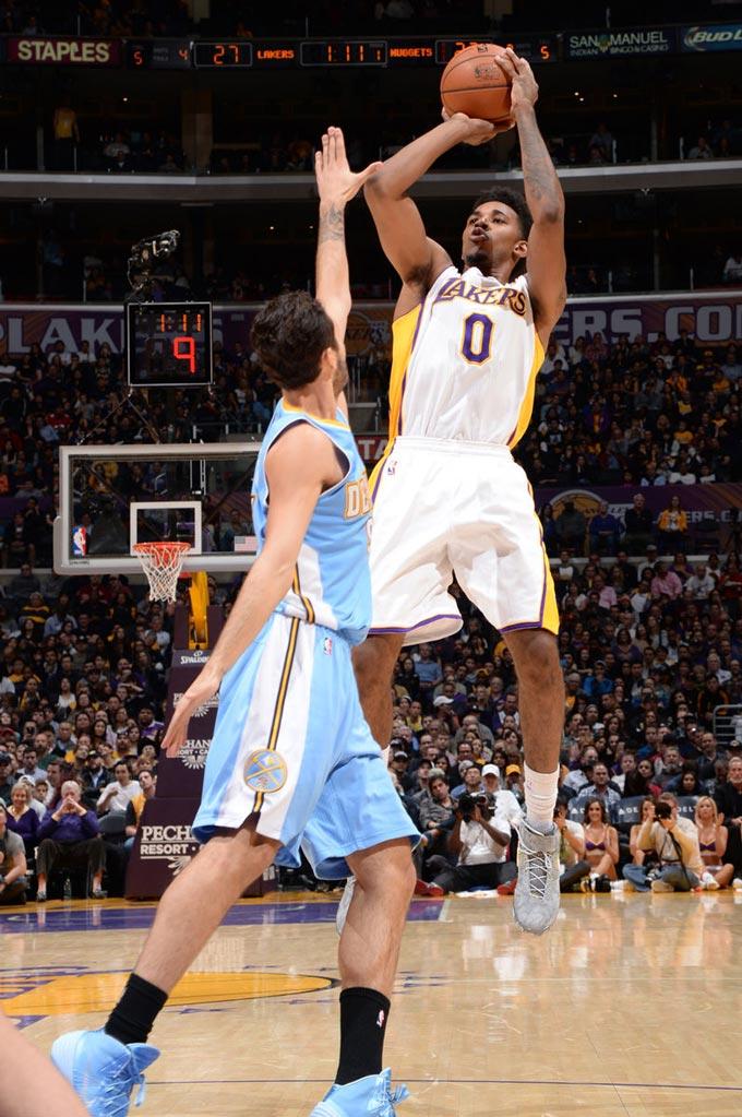 要争冠？乔治上半场9中2+末节3失误 全场25分8板7助7失误