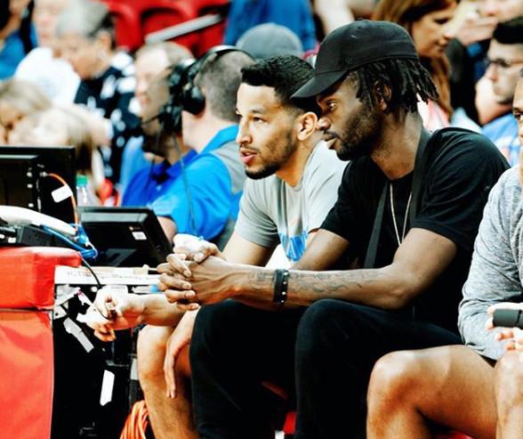 克罗斯观战湖人与东契奇合影：更喜欢看你穿蓝色球衣