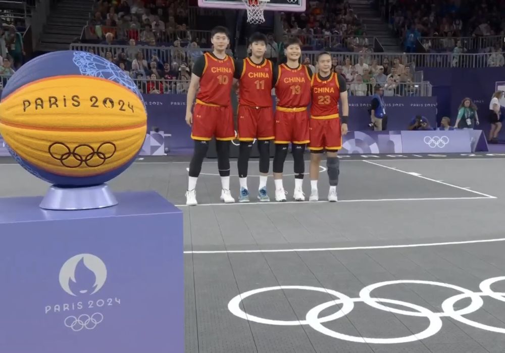 又丢球了，第16分钟，国足大门就被澳大利亚攻破