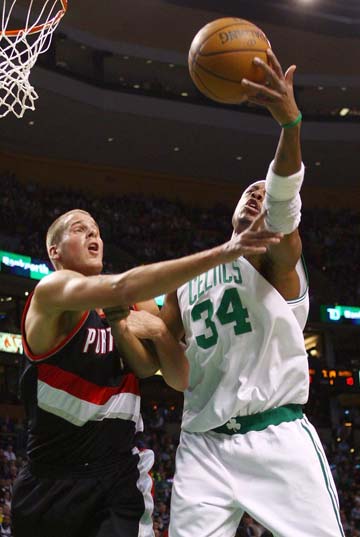 详解棒球规则中的“死球转活球”判定逻辑