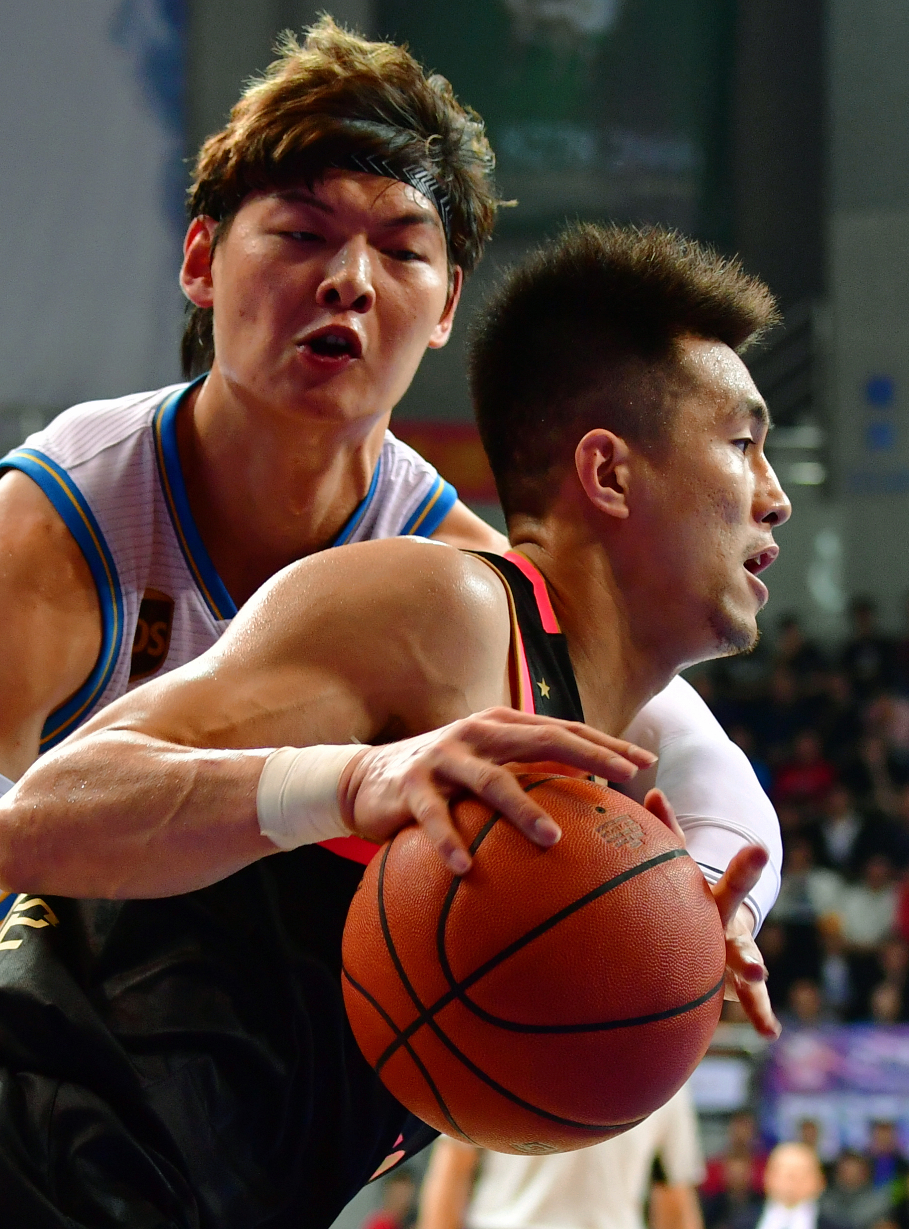 篮坛双子星的权重辨析：奥尼尔与科比的赛场价值再审视