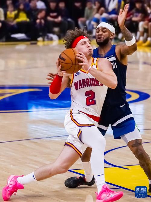 库里30岁后依旧巅峰状态：数据超越乔丹，近八场均破30分